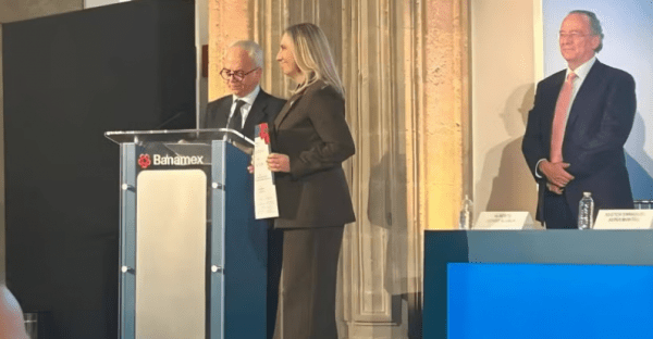 Susan Parker earns first prize in the Premio Banamex de Economía